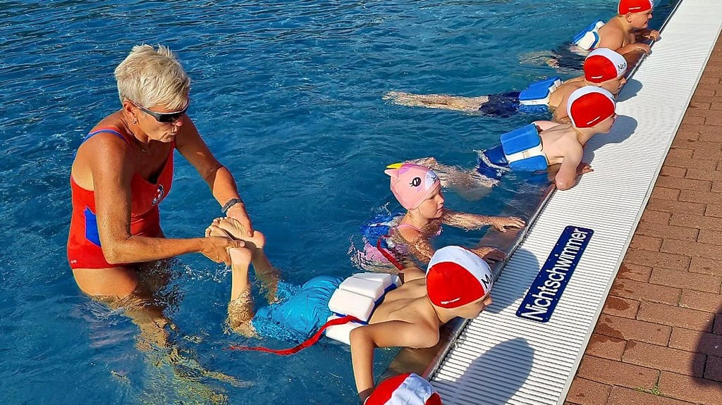 Die Schwimmmeisterin erklärt ihren Schwimmschülern im Havelberger Erlebnisbad am ersten Kurstag unter anderem die richtige Beinarbeit im Wasser.