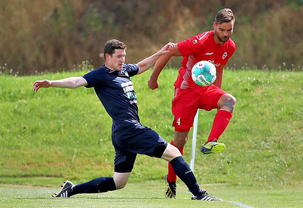 Letzte Duftmarke gesetzt: Henri Conrad (r.) und der MSV siegten im Testspiel gegen Pascal Weber und die TSG Calbe.