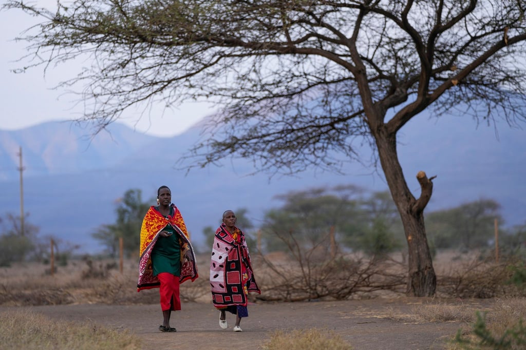 Zwei Massai-Frauen gehen zum Wahllokal der Oltepesi-Grundschule in Kajiado County, um ihre Stimme während der Präsidentschafts- und Parlamentswahlen in Kenia abgeben zu können.