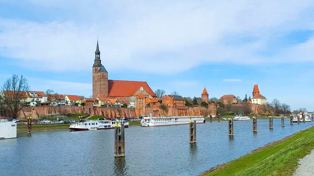 Die Stadtansicht von Tangermünde. Die Kleinstadt am westlichen Elbufer ist eine Perle der Region und durchaus einen Ausflug wert. Radfahrer kommen in und um die Stadt durch historische Bauwerke und viel Grün auf ihre Kosten.