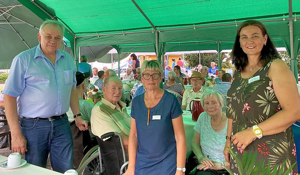 Geschäftsführer Ralph Fenske mit den Pflegedienstleiterinnen Antje Miegel und Juliane Däter (vorn, von links) beim diesjährigen Sommerfest der Einrichtung.