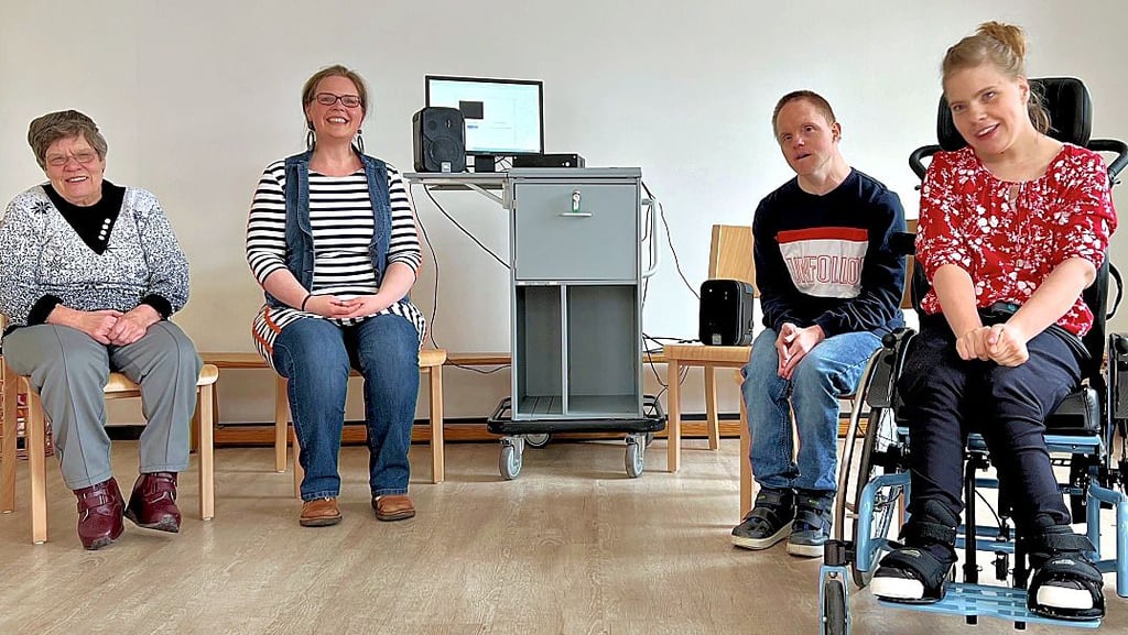 Sanine Hackbeil (2. v. l.) nutzt den Klang-Computer bei der Betreuung von Menschen mit Behinderungen.
