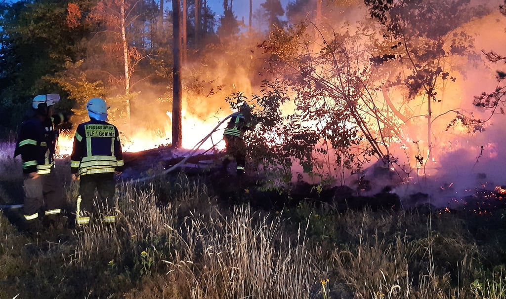 Die Genthiner Feuerwehr löschte am Dienstagabend einen Brand in der Rathenower Heerstraße .