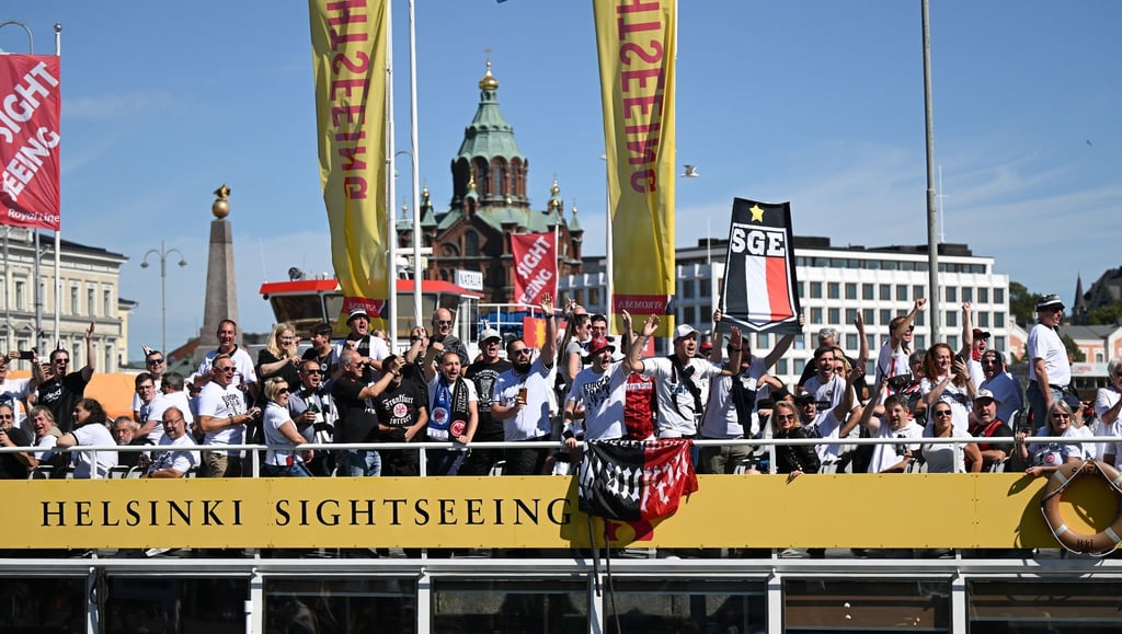 Fans von Eintracht Frankfurt machen in Helsinki vor dem Spiel gegen Real Madrid einen Bootsausflug.