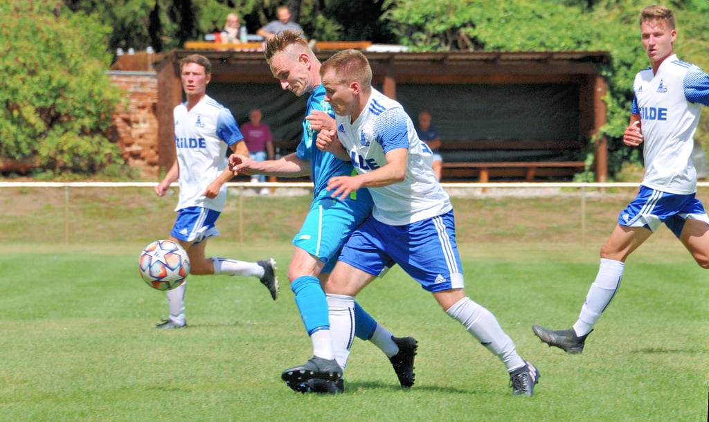 Sinnbildlich für das gesamte Team: Richard Wollenschläger (v.) kann nicht nur mit feinem Füßchen sehenswerte Treffer erzielen wie beim zwischenzeitlichen 2:0, sondern auch den Gegner im Zweikampf vor Probleme stellen, wie diese Szene beweist.