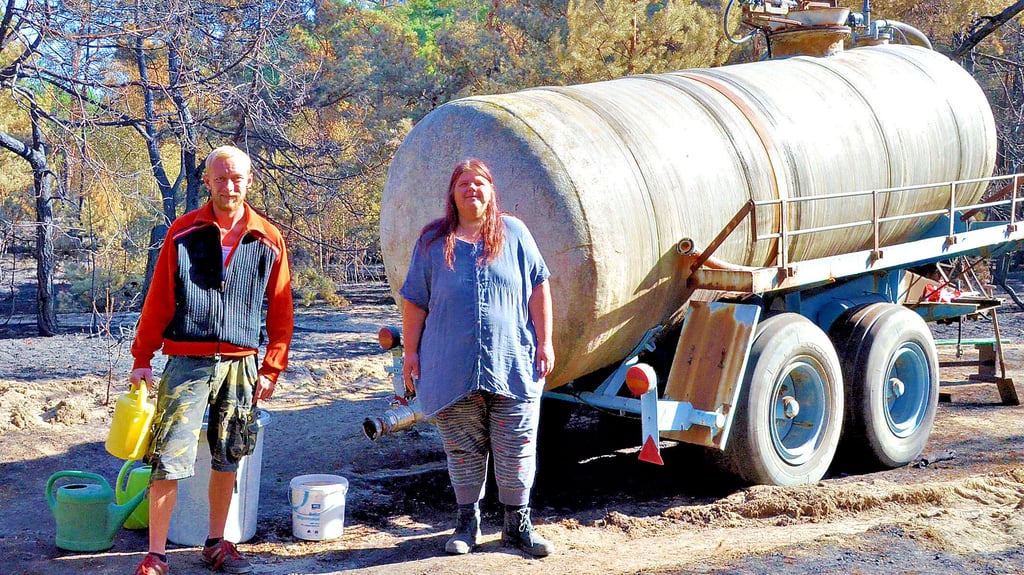 Iris Laffler und Michael Kurze hatten gestern Vormittag die Brandwache im Hohengöhrener Wald übernommen. Der Wasserwagen fasst 10000 Liter. Neben den Wegen und um den Wald wurden nach dem Brand Wundstreifen gepflügt.