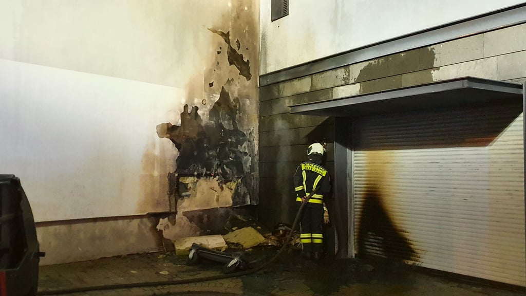 Die Hauswand wurde vom Feuer stark in mitleidenschaft gezogen.
