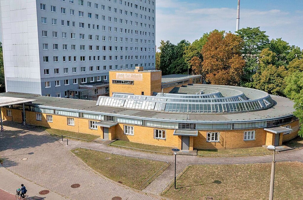 Der Bau hat eine prägnante Form. Die Büros sind in einer Art Ring einmal innen und einmal außen angeordnet.