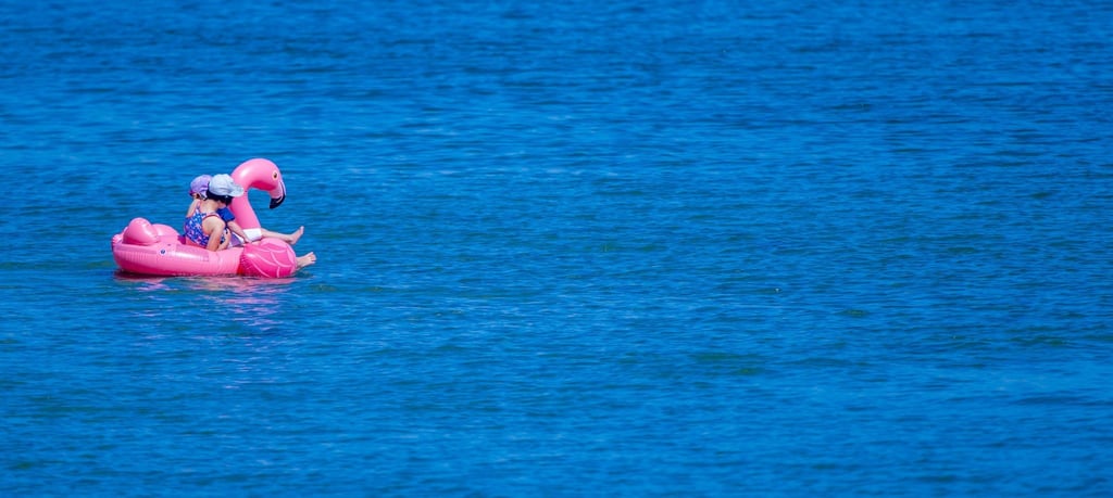 Wer sich mit einem aufblasbaren Schwimmtier ins offene Gewässer wagt, kann bei Wind weit abgetrieben werden.