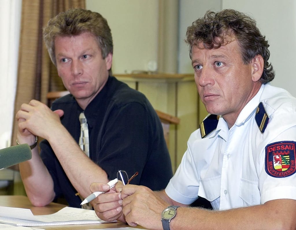 Pressekonferenz am 13. August: Bürgermeister Jürgen Kessing und Feuerwehrchef Roland Schneider rufen den Katastrophenfall aus.