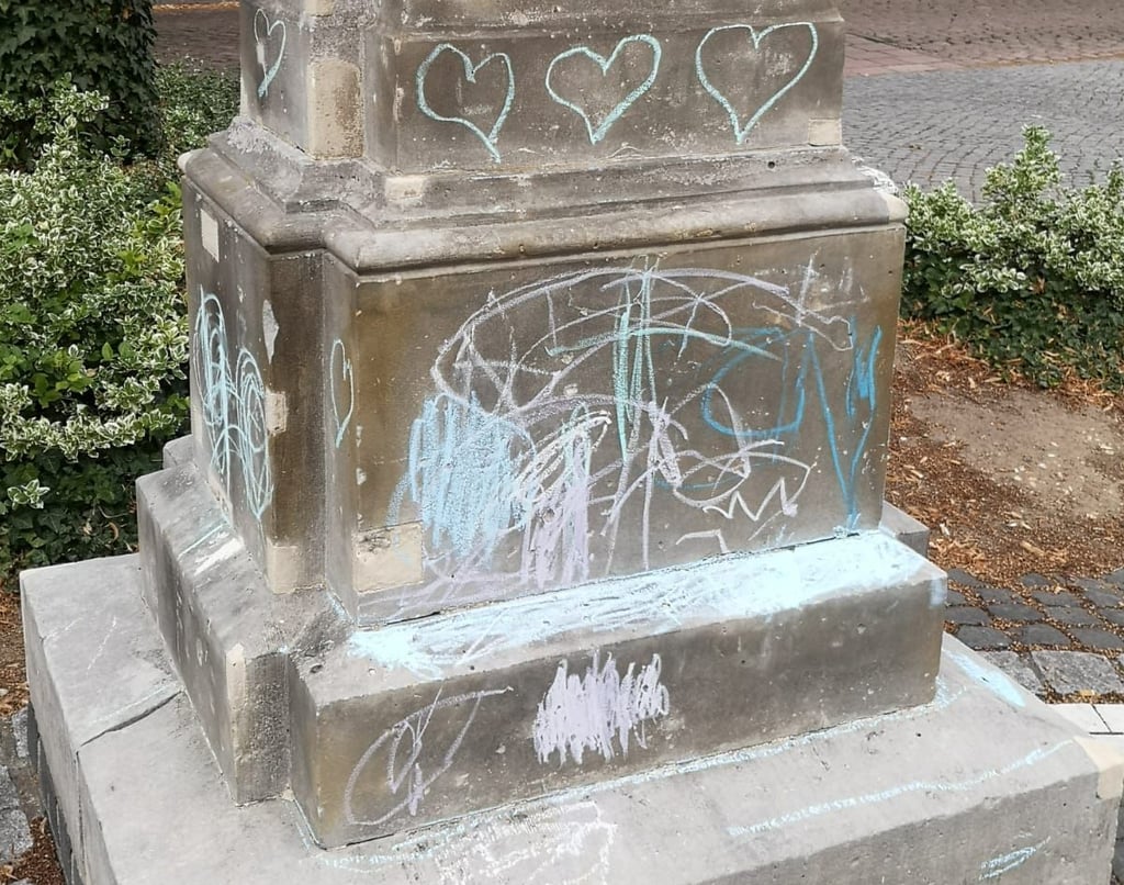 Der Sockel des Köthener Denkmals besteht aus Sandstein. Schmiererein können nur mit einem Hochdruckreiniger entfernt werden.