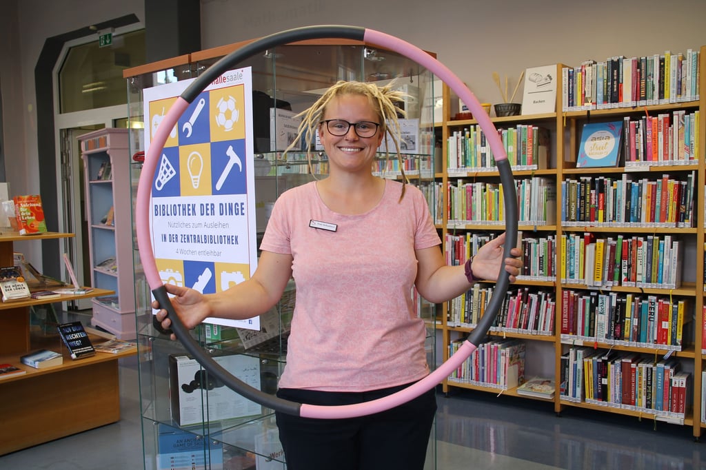 Bibliothekarin Sara Schumann präsentiert einen der vielen Ausleihgegenstände aus dem Freizeitbereich: den Hula-Hoop-Reifen
