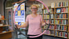 Bibliothekarin Sara Schumann präsentiert einen der vielen Ausleihgegenstände aus dem Freizeitbereich: den Hula-Hoop-Reifen 