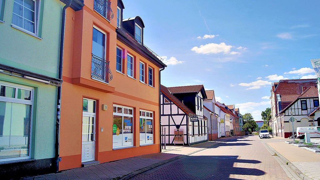 Das orangefarbene Haus ist die Samsweger Straße 1b. Dort eröffnet am Montag die Geschäftsstelle des Unternehmens Deutsche Glasfaser.