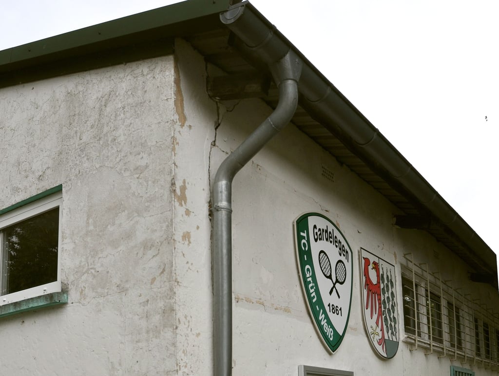 Selbst von außen ist der marode Zustand des Vereinsheimes des Tennisclubs Grün-Weiß Gardelegen am Erlebnisbad Zienau zu erkennen.