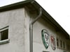 Selbst von außen ist der marode Zustand des Vereinsheimes des Tennisclubs Grün-Weiß Gardelegen am Erlebnisbad Zienau zu erkennen. 
