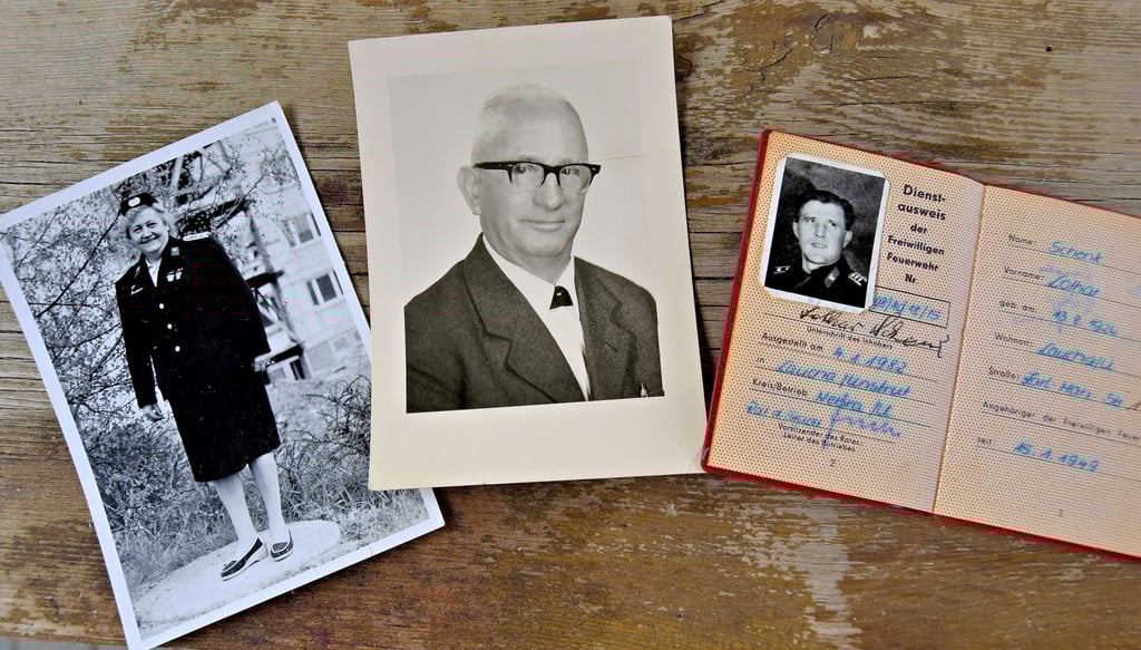 Familiengeschichte im Dienste der Feuerwehr: Fotos v.l. Helga Schenk (um 1984), Tochter von Richard Friedrich und Dienstausweis von Lothar Schenk.
