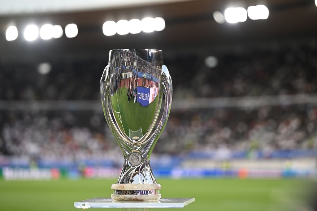 Finale im Olympiastadion Helsinki, der Pokal wird vor dem Spiel auf einem Podium aufgestellt.