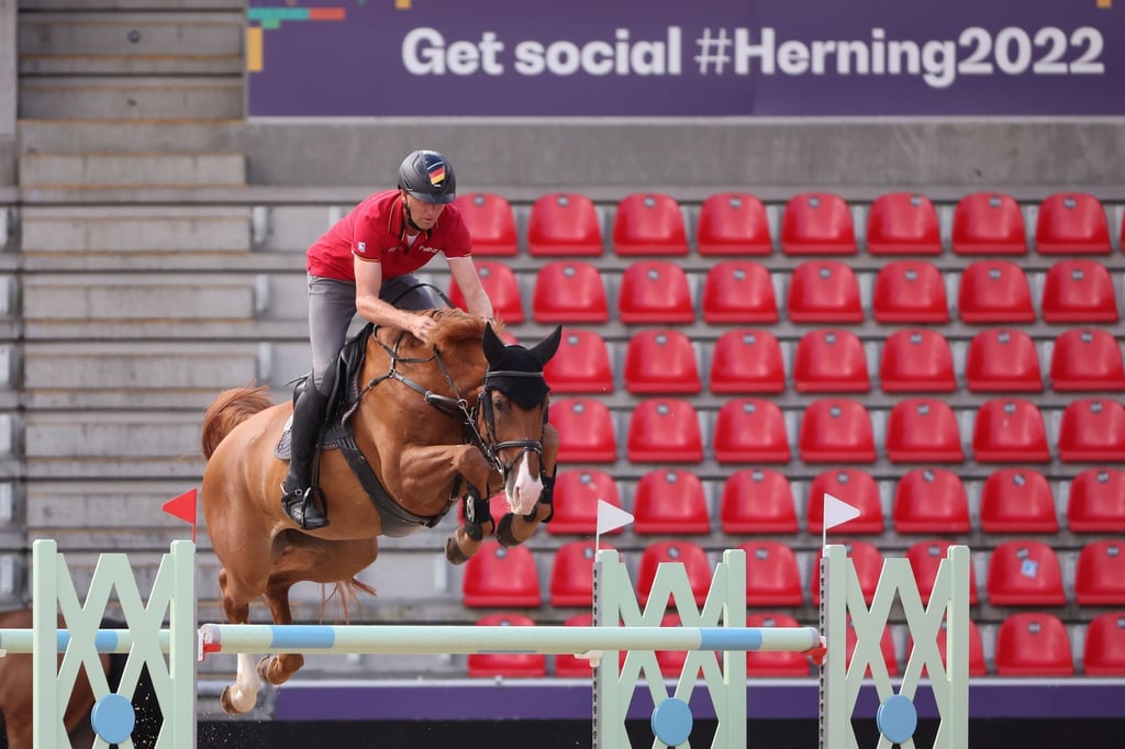 Springreiter Andre Thieme reitet während einer Traininsgeinheit auf Chakaria.