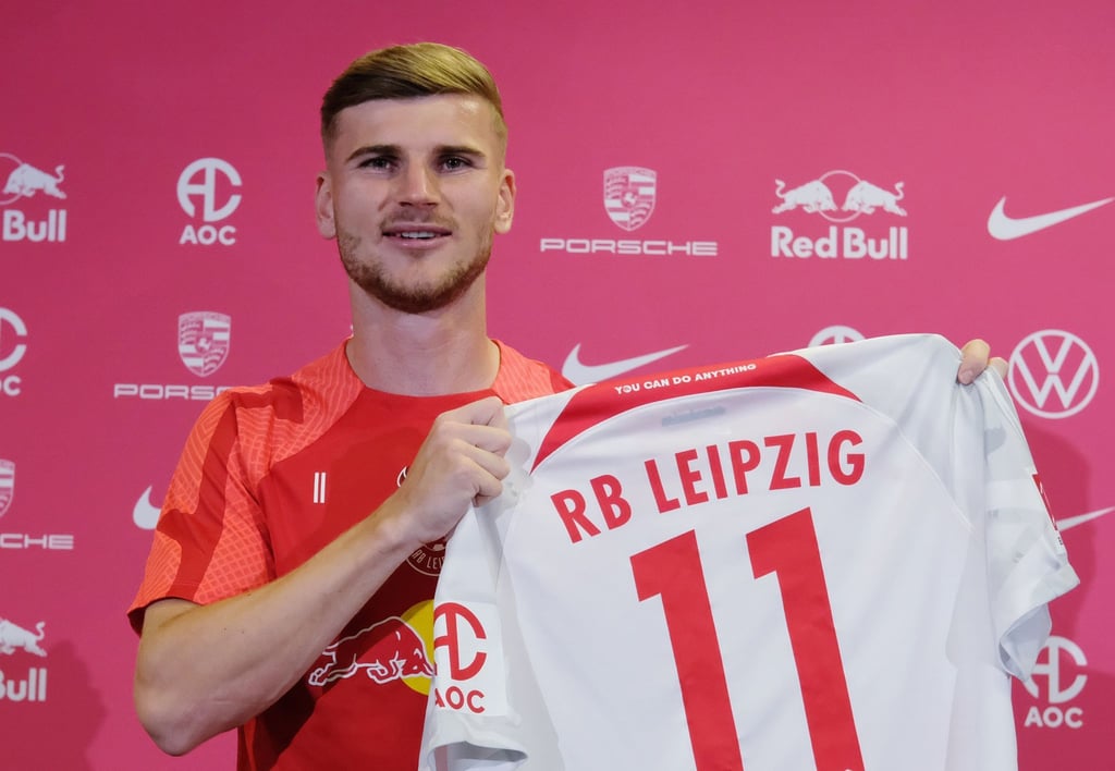 Leipzig-Rückkehrer Timo Werner präsentiert bei seiner Vorstellung sein Trikot.