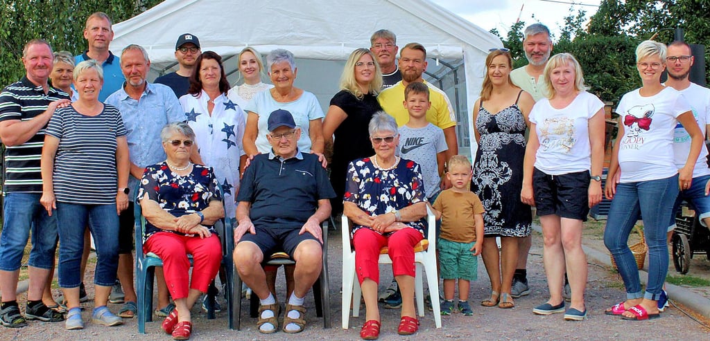 Bereits zum 35. Mal treffen sich die Ackendorfer Anwohner zum Straßenfest. Jüngster Teilnehmer ist der zweijährige Janosch Lange. Älteste Teilnehmerin ist Liesa Ott mit 85 Jahren.