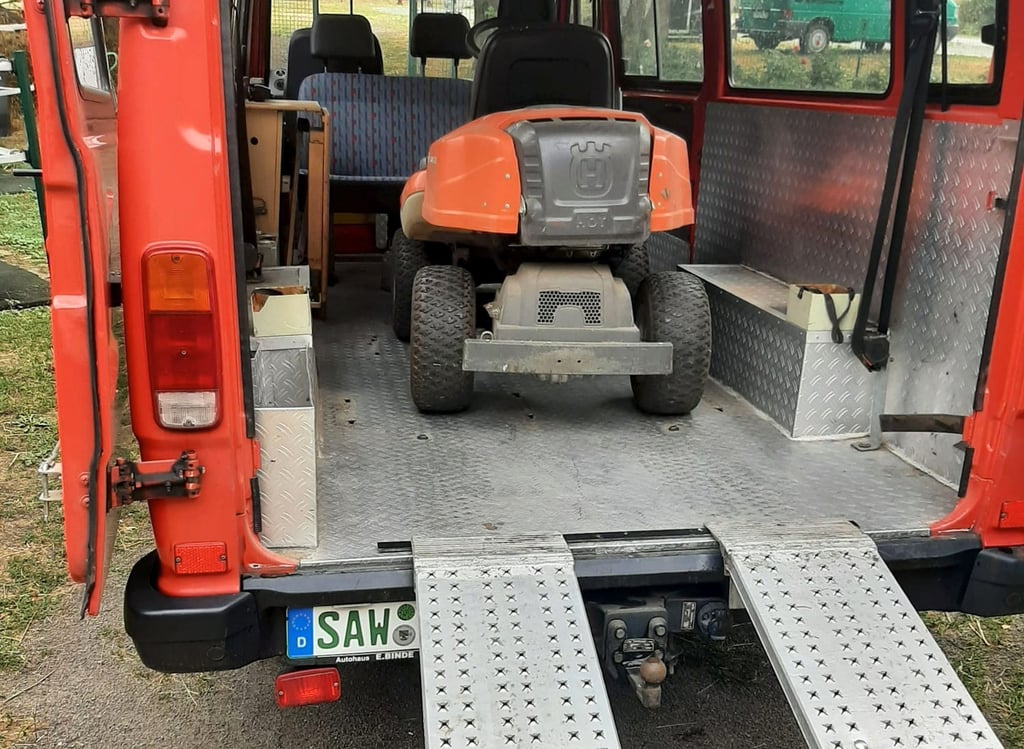 Statt Feuerwehrleute transportiert das ausrangierte Mannschaftsfahrzeug jetzt Gerätschaften der Gemeindearbeiter.