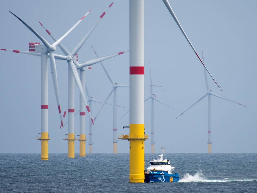 Ein Versetzboot setzt Techniker im Offshore-Windpark "Nordsee 1" ab.