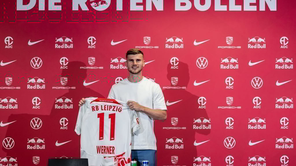 Timo Werner mit seinem neuen (alten) Trikot bei RB Leipzig.