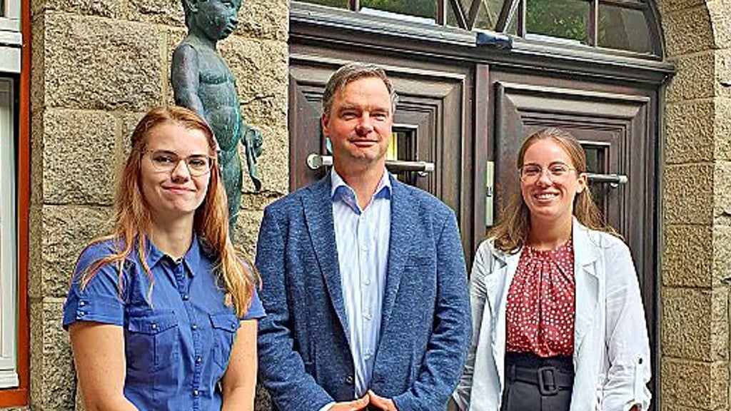 Die beiden neuen Azubis der Stadt Aschersleben mit Oberbürgermeister Steffen Amme.