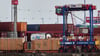 Ein Container-Carrier fährt auf dem Gelände des Container Terminals Burchardkai (CTA).