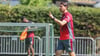 Bayers Cheftrainer Gerardo Seoane gibt seiner Mannschaft auf dem Übungsplatz Anweisungen.