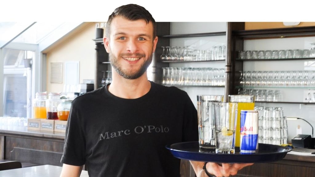 Kann man diesem Lächeln ein ordentliches Trinkgeld abschlagen? Antonio Bebek ist Kellner und Barkeeper im Restaurant "Amadeus" in Salzwedel.