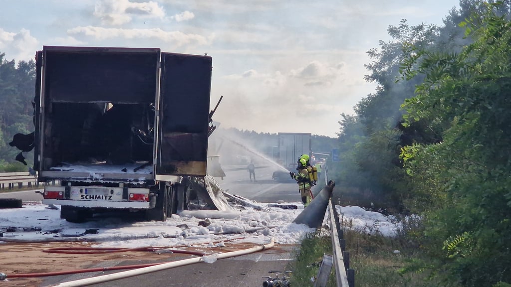 Bei einem Auffahrunfall zweier Lastwagen auf der A2 bei Wollin ist ein Fahrer eingeklemmt und getötet worden.