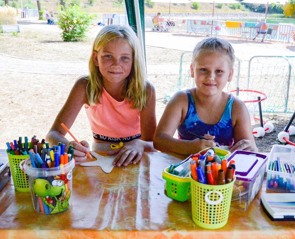 Die beiden Haleys (11 und 6 Jahre alt) sind fast schon Stammgäste beim Sommerclub im Strandbad. Die beiden Mädchen kommen beinahe täglich zum Malen und Basteln vorbei. So auch am gestrigen Mittwoch.