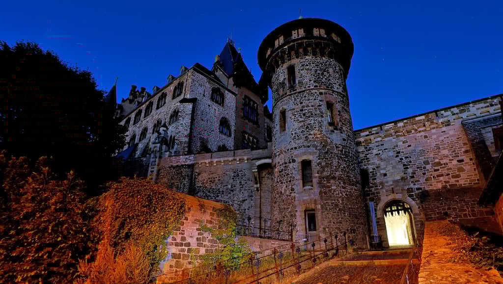 Das Wernigeröder Schloss, sonst im nächtlichen Dunkel angestrahlt, bleibt momentan ohne Licht. Die Schloss Wernigerode GmbH reagiert damit auf die aktuellen Entwicklungen im Bereich Energie. Auch der Landkreis Harz und die Kommunen machen sich Gedanken zu dem Thema.