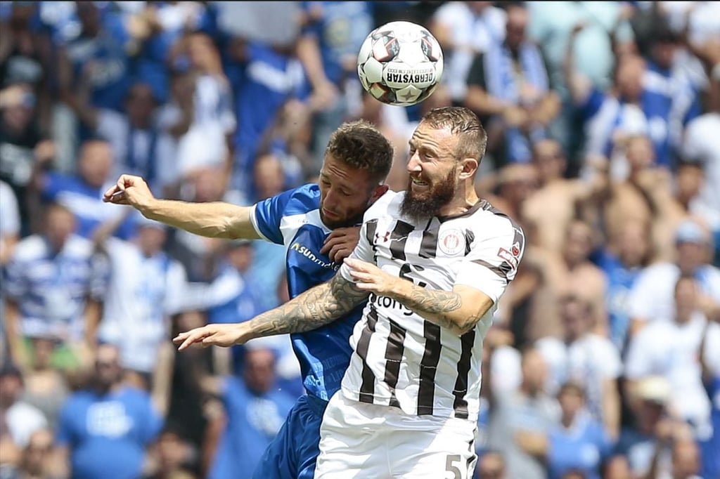 Ex-FC Magdeburg Spieler Rico Preißinger im Duell mit Marvin Knoll vom FC St. Pauli im Jahr 2018.