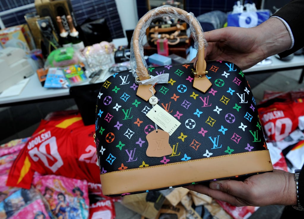 Der Zoll schaut genau hin: Diese Louis-Vuitton-Tasche war eine Fälschung - und wurde einkassiert.