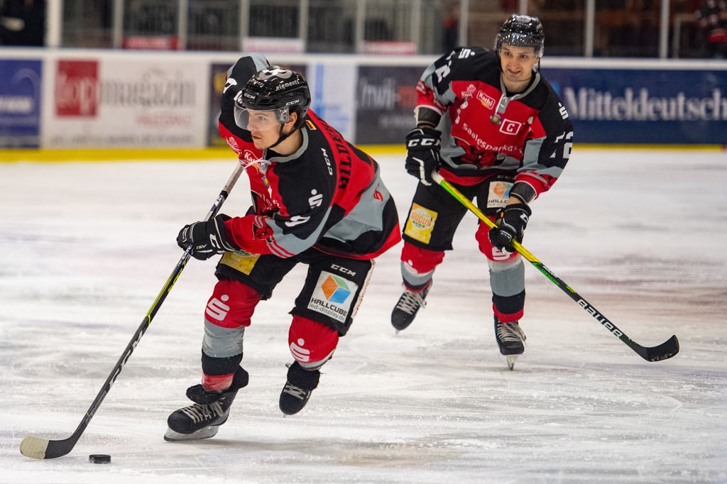 Niklas Hildebrand (l.) läuft weiter für die Saale Bulls auf.