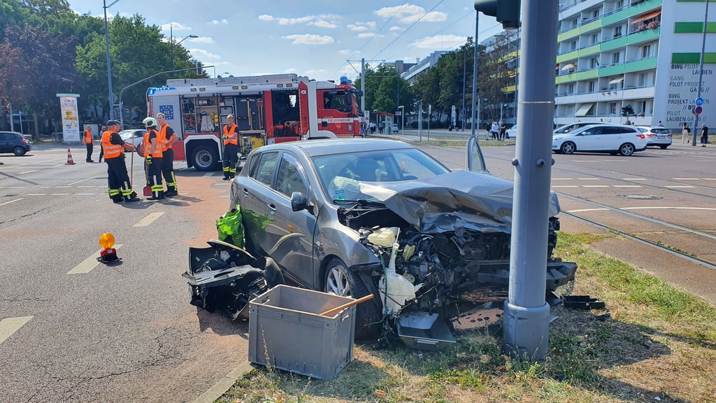 Ein Auto prallte nach dem Unfall gegen eine Laterne.