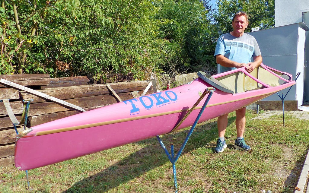 Der Sandersdorfer Kanuchef Lutz Wilke mit dem Einer-Canadier: Es ist das Boot der Olympiasieger und Weltmeister.