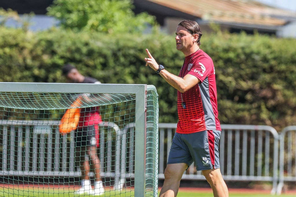 Bayers Cheftrainer Gerardo Seoane gibt seiner Mannschaft auf dem Übungsplatz Anweisungen.