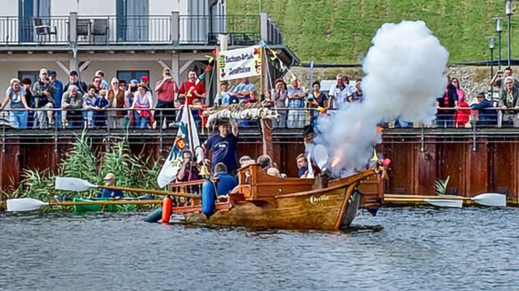 Die erste Teilfreigabe des Geiseltalsees erfolgte am Hafen Mücheln am 11.8.2012 per Kanonenschuss.