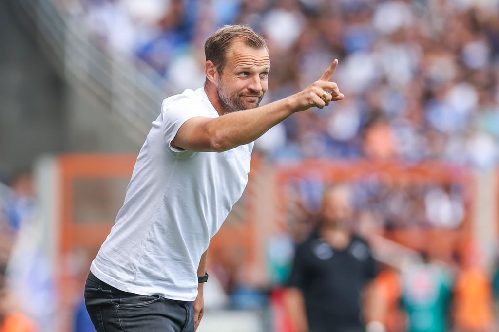Mainz-Cheftrainer Bo Svensson coacht seine Mannschaft aktiv an der Außenlinie.