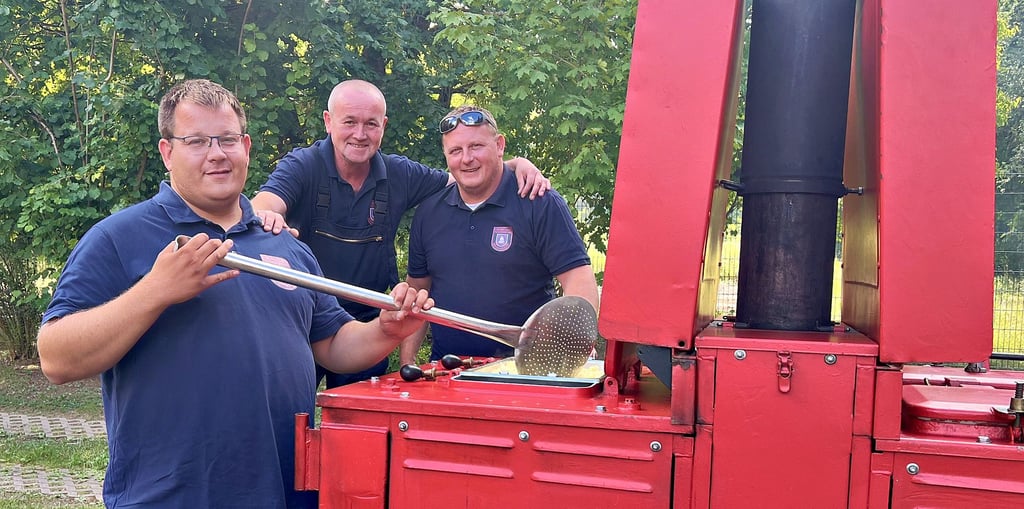 Danny Bierstedt, Marcel Möser und Steven Herrmann sind die Herrscher über die Gulaschkanone.