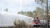 Löscharbeiten der Feuerwehr in einem Waldbrandgebiet.