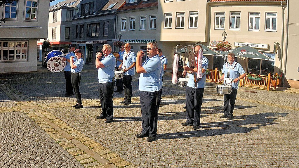 Die Feuerwehrkapelle von Cochstedt sorgte auf dem Oschersleber Marktplatz für den guten Ton.