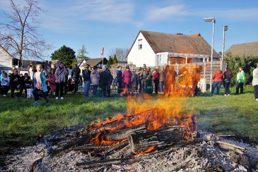 So idyllisch und beschaulich, wie hier beim Osterfeuer 2022, kennt man den Stendaler Ortsteil Borstel.