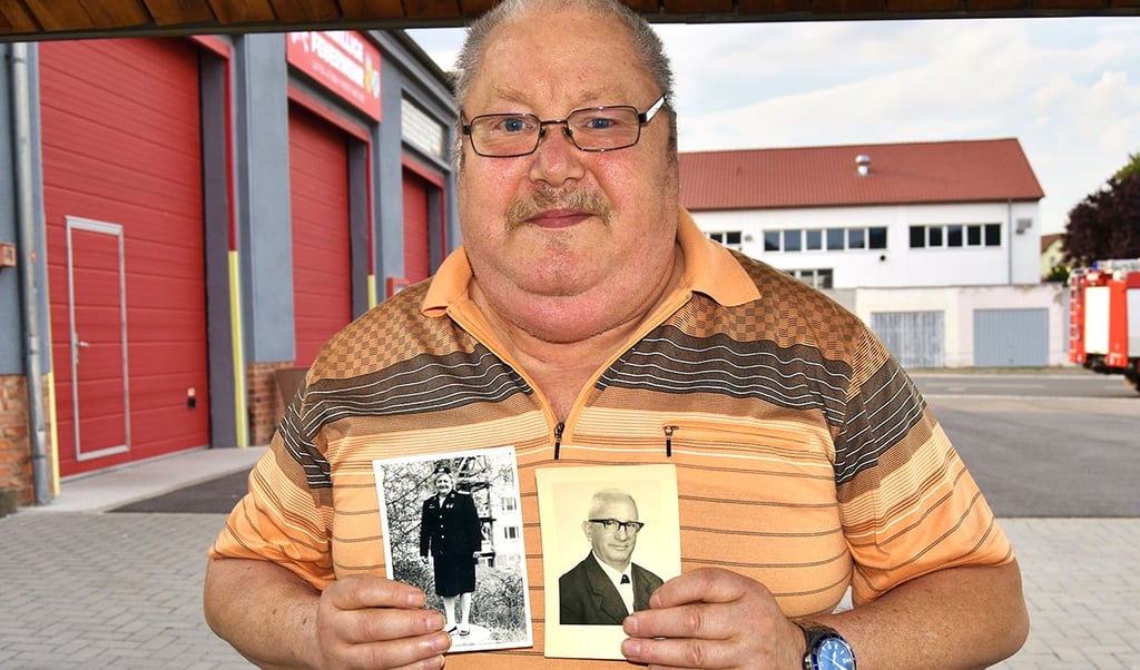 Volkmar Schenk zeigt die Fotos von Mutter und Großvater. Familiengeschichte im Dienste der Feuerwehr: Helga Schenk (um 1984), Tochter von Richard Friedrich, und der Dienstausweis von Lothar Schenk.