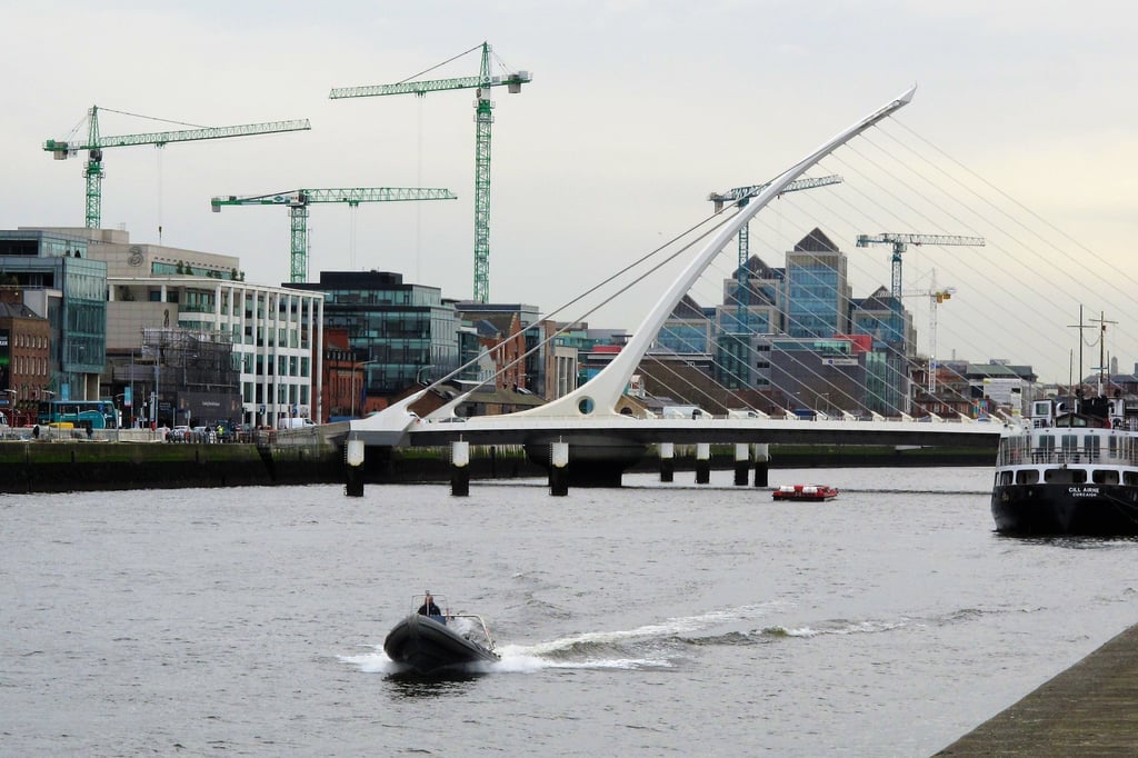 Blick auf die Beckett Bridge über den Fluss Liffey und die Firmenzentrale der Ulster Bank in Dublin (Irland). Aus der Magdeburger CDU gibt es den Vorschlag, vor dem Hintergrund der Intel-Ansiedlungen eine offizielle Städtepartnerschaft mit Dublin einzugehen.
