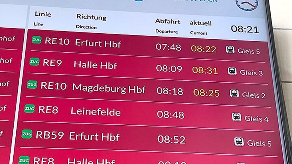 Die Anzeigetafel in der Bahnhofshalle in Sangerhausen zeigt am Mittwochmorgen die Verspätungen der nächsten Züge an.